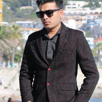 Stylish man wearing a made-to-measure black textured blazer by Smart Tailor in Cape Town.